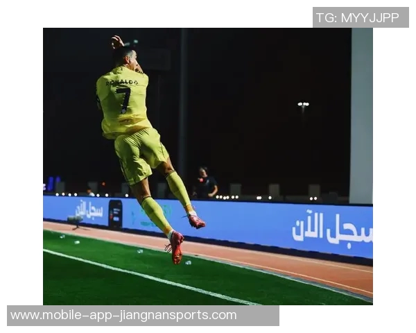 C罗回归利雅得胜利训练场备战新赛季展现斗志与激情