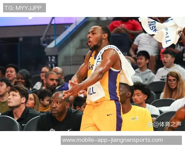 詹姆斯替补席上显不满情绪频频起身运球引发关注